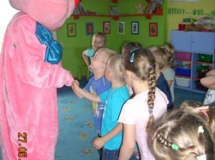 odwiedziny dużego różowego królika w przedszkolu