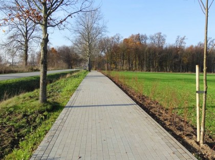 Zdjęcie przedstawiające gotową drogę gminną Łupawa – Maczkowo z lewej strony widoczne nowo posadzone krzaki