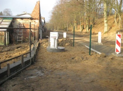 Prace końcowe budowy sieci kanalizacji sanitarnej Poganice Pałac