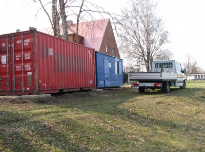 kontenery na terenie budowy centrum kultury w Potęgowie