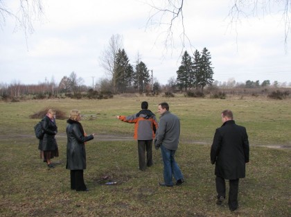 grupa ludzi ogląda teren na którym będzie budowane centrum