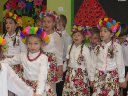 Śpiewające dzieci w strojach ludowych