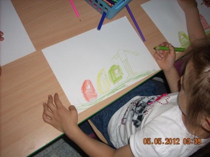 dziecko tworzące rysunek w przedszkolu