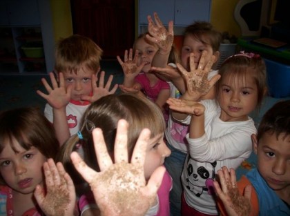 dzieci pokazujące dłonie