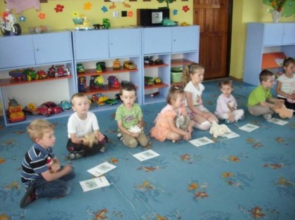 dzieci siedzące na dywanie