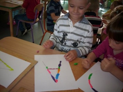 dziecko malujące na kartce w przedszkolu