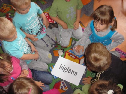 dzieci czytające kartki z wyrazami