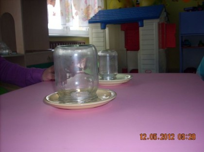 słoiki stojące na stoliku w przedszkolu jako pomoc w eksperymencie