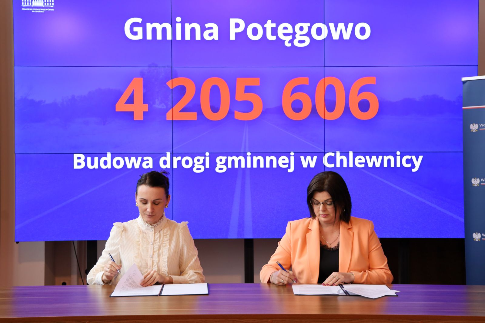 Zdjęcie: Umowa na dofinansowanie budowy drogi w Chlewnicy podpisana
