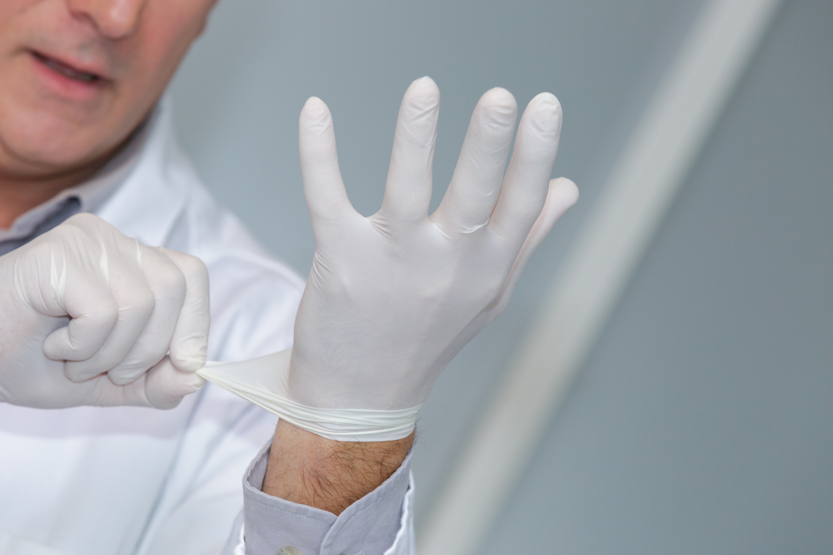 Операция перчатка. Руки хирурга в перчатках. Радиозащитные перчатки хирургия. Одевание перчаток хирургу. Перчатки в операционной.