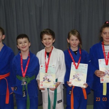 dzieci z medalami i dyplomami na zawodach judo