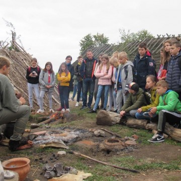 Wycieczka młodych archeologów do Biskupina