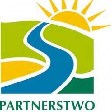 logo partnerstwa dorzecza słupi z zachodzącym za horyzontem słońcem
