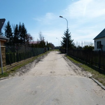 utwardzona droga gruntowa przy ulicy Ogrodowej