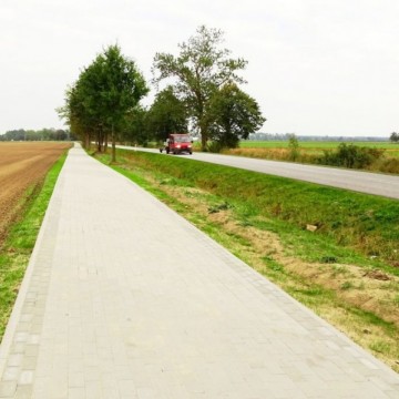 nowo wybudowana droga gminna  dla ruchu pieszego i rowerowego Łupawa – Malczkowo