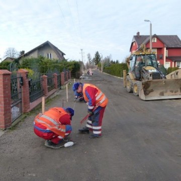 robotnicy podczas modernizacji dróg w Potęgowie