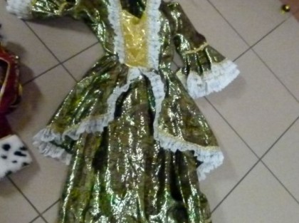 złoto zielona suknia leżąca na podłodze - rekwizyt teatralny