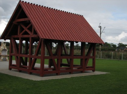 drewniana brązowa altana z skośnym dachem