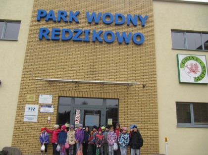 grupa dzieci przed wejściem do parku wodnego w Redzikowie