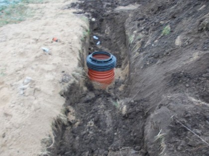 Zdjęcie wystającej rury kanalizacyjnej w wykopie