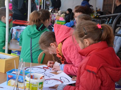 dzieci malują obrazki podczas festynu