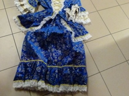 niebieska suknia leżąca na podłodze - rekwizyt teatralny
