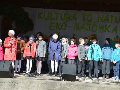 dzieci na scenie podczas występu na festynie