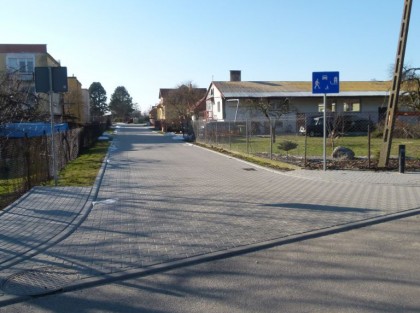 Zdjęcie przedstawiające przebudowaną drogę wraz z chodnikami