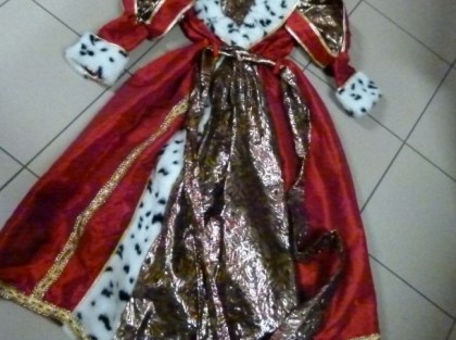 czerwona suknia z obszyciami z białego futra - rekwizyt teatralny